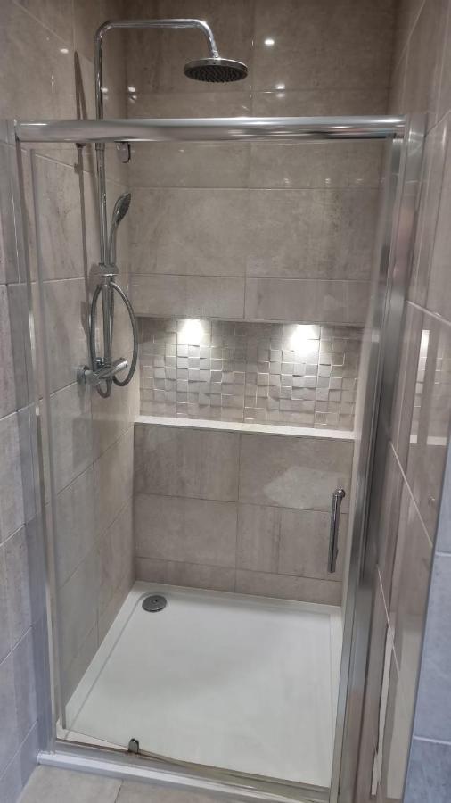 Jasmin Apartments - Luxury 1 & 2 Bedroom Units With Free Parking Bushey Dış mekan fotoğraf
